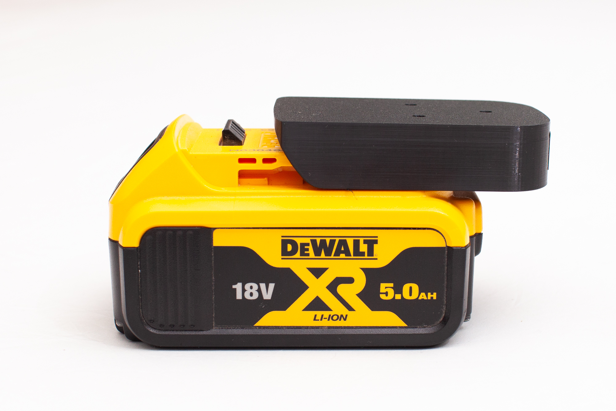 Uchwyt na akumulator DeWalt XR 18V zamontowany na ścianie