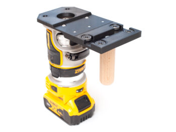 Adapter do frezarki DeWalt DCW604 w użyciu